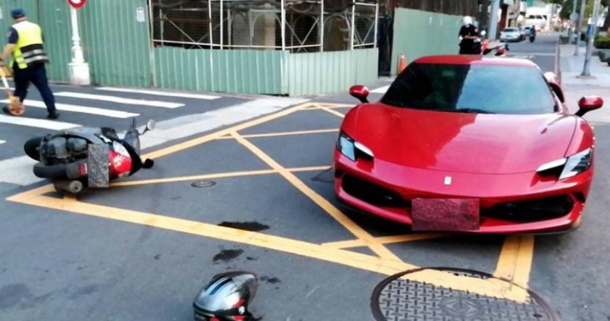 薛男駕駛1800萬超跑行經路口時，不慎與駛來的機車發生碰撞，導致騎士摔車受傷送醫。（圖／翻攝畫面）