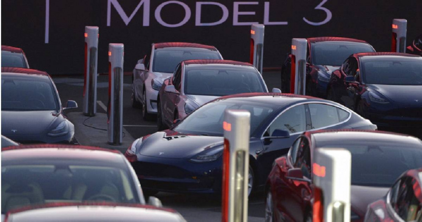 修車業者表示，只是打翻小朋友的水壺，一般用地毯專用吸塵器清理即可。講白了「颱風天開車門，水往裡面跑，可能量都大於300cc。」（示意圖／達志／美聯社）