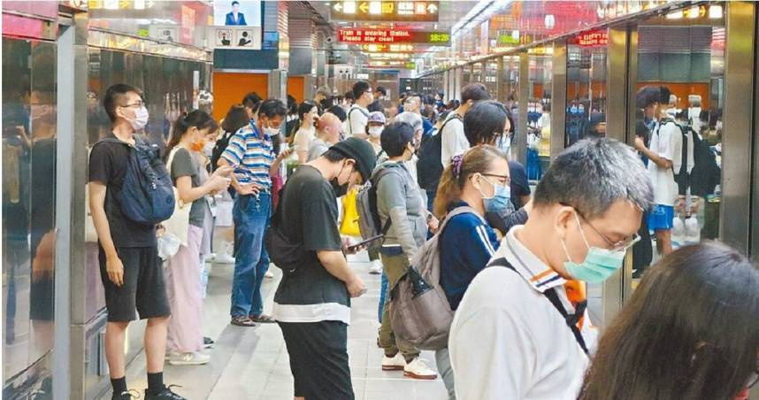 有乘客在高雄捷運遺失錢包又誤用緊急對講機，導致列車暫停1分鐘。（圖／報系資料照）