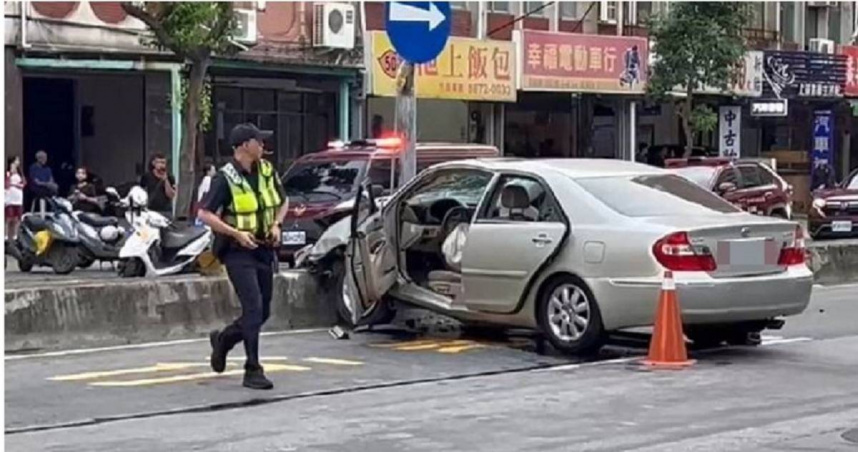 余姓肇事駕駛在路口發生擦撞後肇事逃逸，警方擬南下詢問余男胞弟釐清案情。（圖／翻攝畫面）