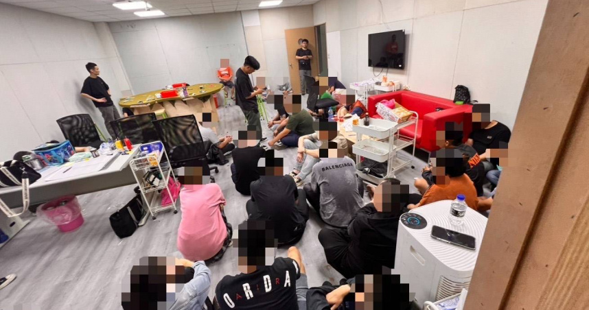 圖說：蘆洲鐵皮工場暗營賭場，警方深夜攻堅當場人贓俱獲。（圖／翻攝畫面）