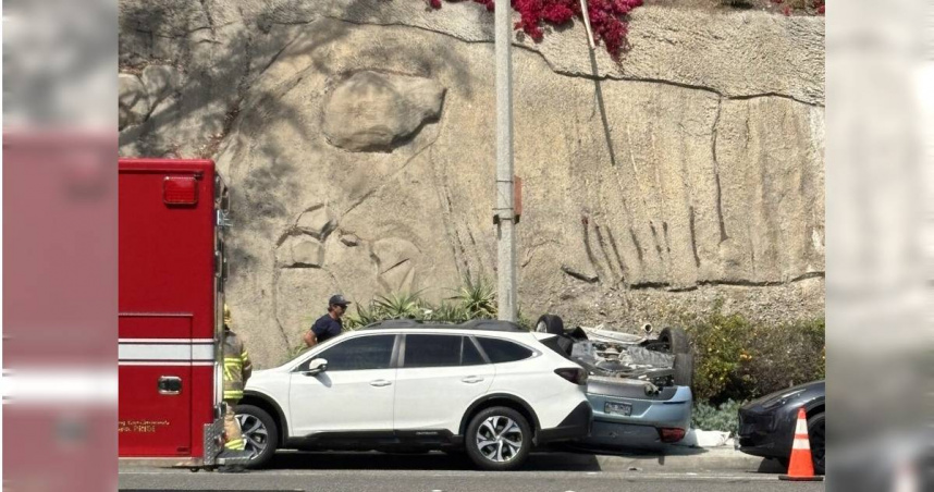 美國加州拉古納海灘（Laguna Beach）一名64歲父親詹姆斯（James Politoski）26日教自己的15歲女兒學開車，車子意外爆衝導致他當場死亡。（圖／X／@RoosterGM）