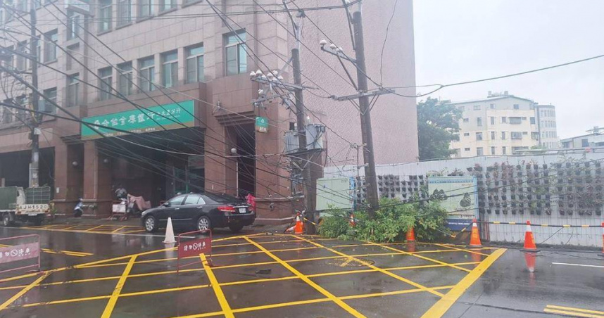 台中市大里區新仁路二段29日傍晚大雨不斷，1處電線桿5時多傳出電線垂落災情。（圖／潘虹恩台中傳真）