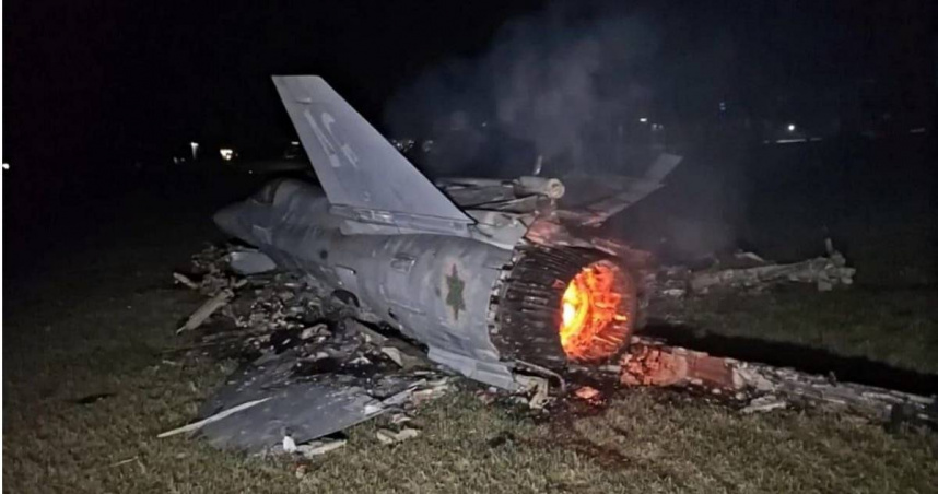 伊朗14日透過官方媒體宣稱，成功擊落2架以色列F35戰機，但該說法不僅遭到以色列否認，甚至有大批平民網友分析出伊朗公布的戰機殘骸僅是一張AI生成圖片。（圖／翻攝X／Islamic Republic of Iran）