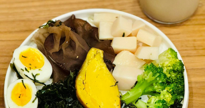 醫師分享研究，黑色系食物可以改善腦霧症狀。（圖／翻攝自減重醫師 蕭捷健臉書）