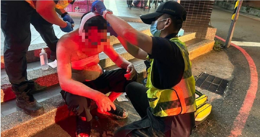 酒醉男凌晨砸車又砍人，警方緊急幫傷者包扎。（圖／翻攝畫面）