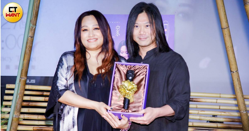 五月天瑪莎送給家家特製的麥克風。（圖／趙文彬攝）