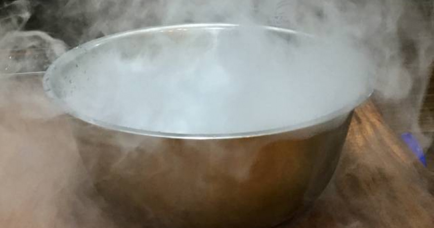 光腳浸乾冰10小時截肢想詐保 男遭判刑6年確定。（示意圖／翻攝自photoAC）