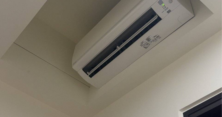 裝潢設計師建議將冷氣主機隱藏在天花板木作內 。（圖／翻攝Threads）