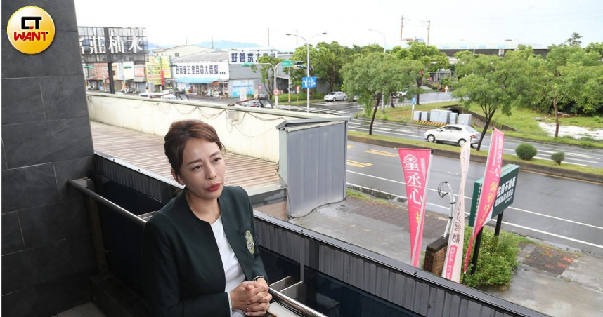 住商不動產宜蘭縣政高鐵店店長馬湘琳背後就是420公頃大的高鐵特區預定地，未來大都會區民眾從這裡進出宜蘭，大眾運輸也緩解假日交通瓶頸。（圖／黃鵬杰攝）