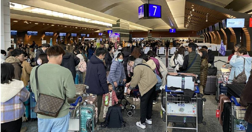 疫後航空產業復甦力道強勁，民眾瘋出國。（圖／中時記者蔡明亘攝）