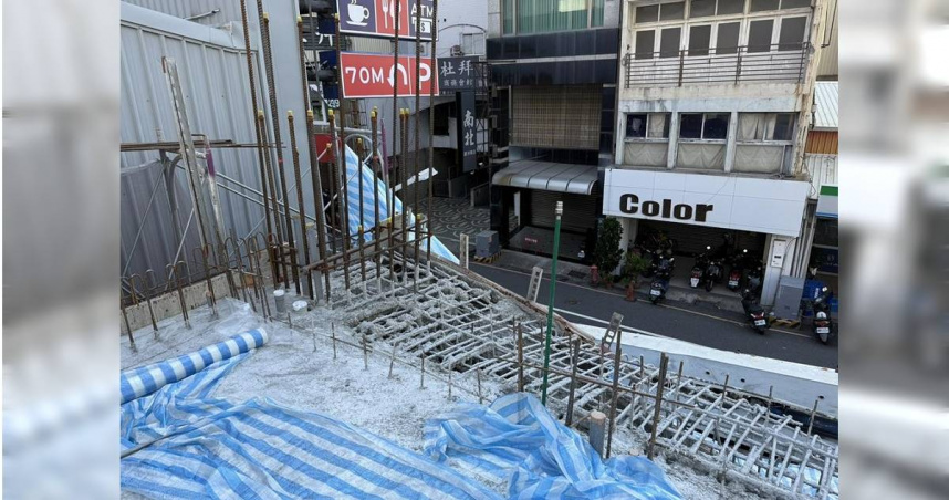 台南中西區康樂街建築工地發生鷹架下沉傾斜意外，一樓頂板塌陷呈V字形，現場使用灌漿車支架緊急撐住。（圖／報系資料照，台南市工務局提供）