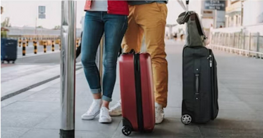 一名女網友分享，日前她與男友飛往韓國慶生，怎料一落地行李箱立刻被海關上鎖，原來是因夾鏈袋分裝的腸胃藥及慶生用蠟燭引起關注。（示意圖／翻攝自unsplash）