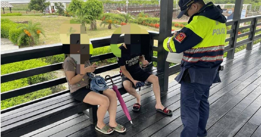 丹娜絲颱風來襲，台中市海線地區除有多處道路淹水外，還傳出有民眾不顧自身安全，跑到海邊觀浪。對此，台中市警局清水分局7日已開出4張勸導單。（圖／民眾提供）