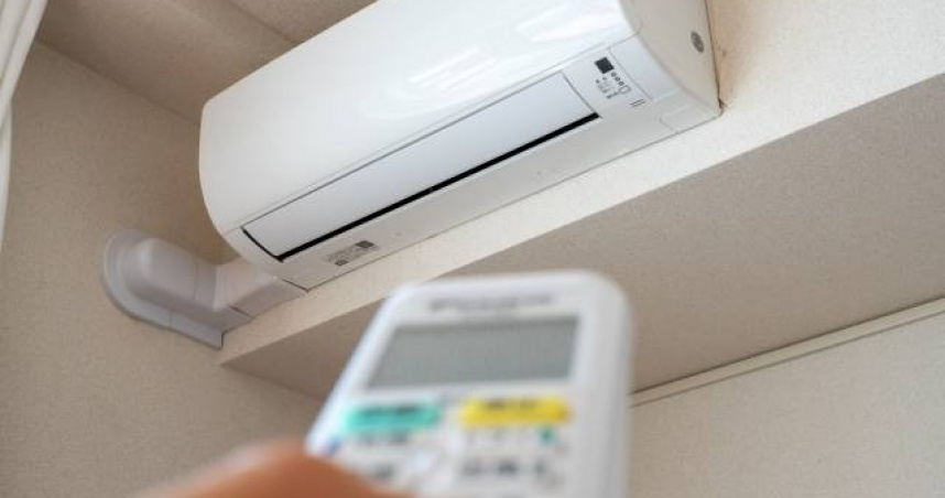 美國男童誤吞一款中國製的冷氣遙控器電池，導致永久性損傷。（示意圖／翻攝自photoAC）