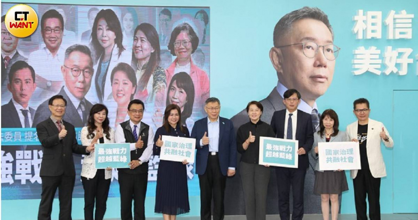 民眾黨創黨主席柯文哲（中）針對2024年當選的不分區立委喊出「2年條款」鼓勵新陳代謝，如今是否落實，引發爭議。（圖／劉耿豪攝）