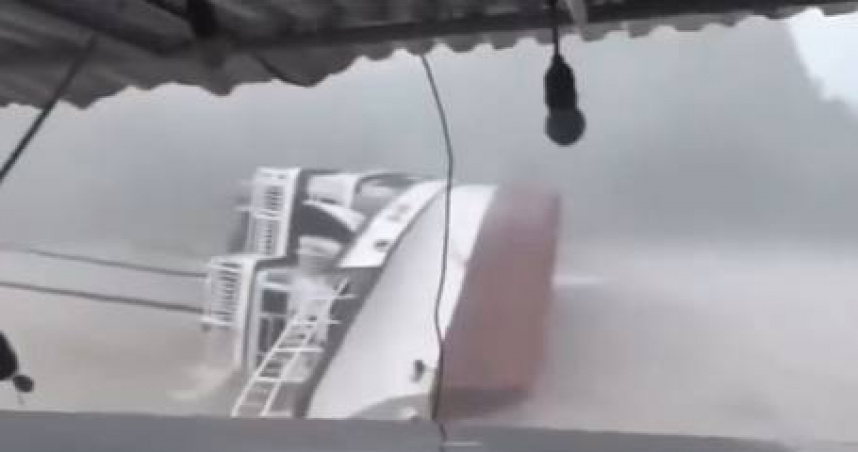 越南廣寧省下龍灣19日發生重大遊船翻覆事件。（圖／翻攝自X）