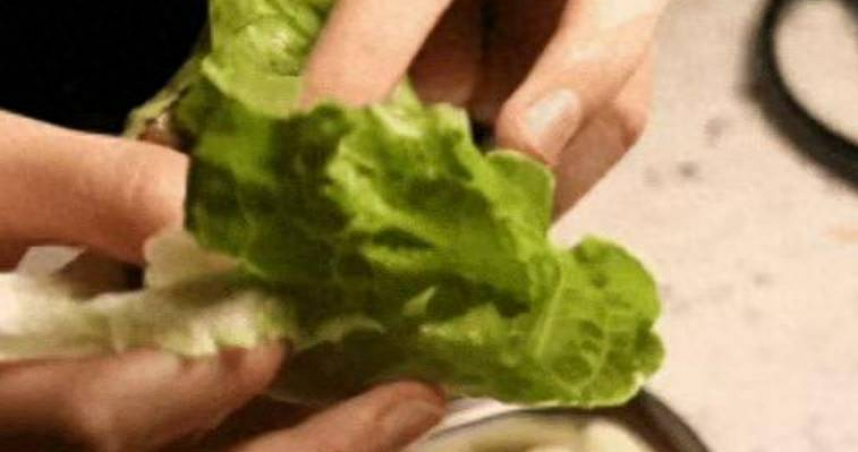 在追查感染源時，醫生發現了一個關鍵細節，王女士近期頻繁食用「生菜包烤肉」。（示意圖／翻攝自微博）