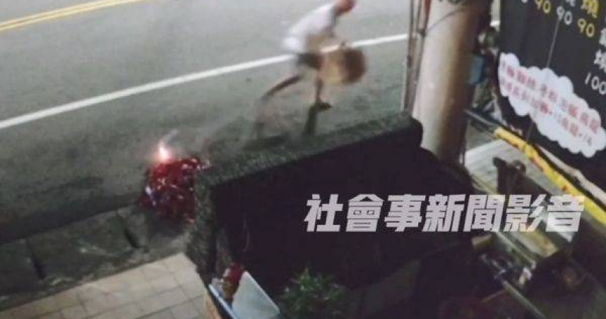 懷疑火鍋店老闆搶女友，男連炸3次店門放炮報復。（圖／翻攝畫面）