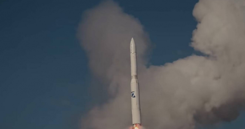 澳洲首枚完全由本土設計與製造的軌道火箭「鬩神星」（Eris）在歷史性的首度試射中升空僅14秒後墜毀。（圖／翻攝自吉爾摩太空臉書）