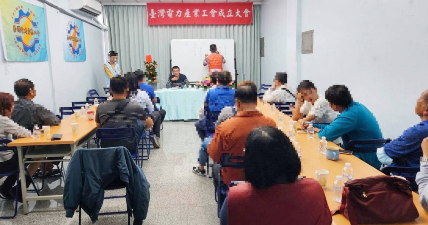 2024年初成立的台灣電力產業工會,在此次台電風災搶救中陷入「擺拍」的話題風向中,並遭企業工會批評其會員僅百餘人,不具勞工代表性。(圖/台電產業工會提供)