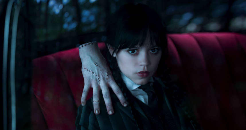 《星期三》推出第二季，珍娜奧蒂嘉飾演的星期三展現更強大的通靈能力。（圖／Netflix提供）