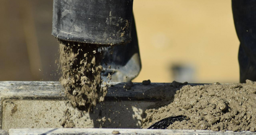 警方在夏威夷檀香山豪宅內發現灌滿水泥的浴缸，裡頭封著73歲死者遺體。（示意圖／Pixabay）