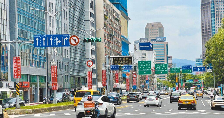 台北市信義路往基隆路北向路段，短短200公尺就有高達27面交通路牌，市議員陳宥丞痛批，路牌資訊過多讓用路人難以在短時間消化，反倒增加交通風險。（圖／台北市議員陳宥丞研究室提供／中國時報徐佑昇台北傳真）