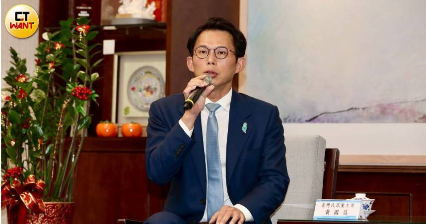 民眾黨主席黃國昌18日反嗆，民進黨忘了自己是公投民主起家，所以派李正皓這種小丑出來叫大家不要投票嗎？（圖／方萬民攝）