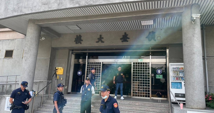 天道盟主「鐵霸」曾盈富涉洗錢和博弈，19日下午移送新北地檢署複訊，土城警方則在現場戒備中。（圖／翻攝畫面）