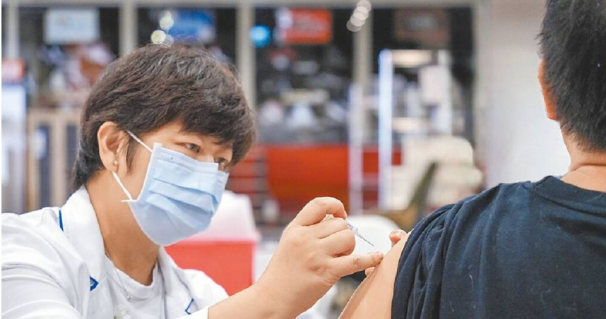 感染科權威醫師黃立民提醒民眾，今年秋冬一定要接種流感疫苗。圖為接種疫苗示意圖。（圖／報系資料照）