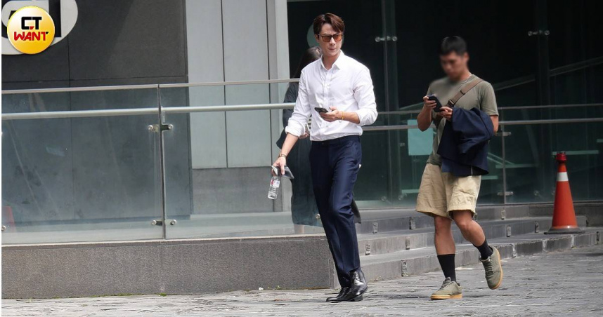 上月底本刊直擊結束工作劉書宏離開位於台北市內湖區的電視台。（圖／本刊攝影組）