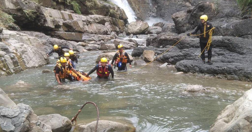 雲林縣消防局搜救人員在古坑龍鳳瀑布池底10米深處尋獲失蹤印度學生遺體。（圖／雲林縣消防局提供）