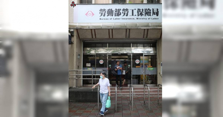 為了增加國民年金按時繳費率，衛福部透過疫後特別預算補助一定期間內國民年金半數，近日更增加1個月，依身份不同可退還297元至593元不等。（報系資料照）