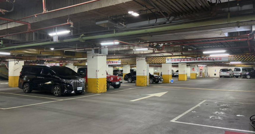 有民眾開車進入台北市公有停車場發現已經沒有車位，抱怨進場不到10分鐘卻仍被收取半小時30元停車費，台北市議員洪婉臻要求，北市公有停車場應比照新北市提供15分鐘至30分鐘無需繳費的緩衝服務。（圖／中國時報邱芊攝）
