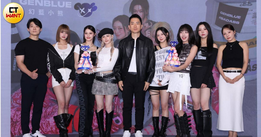 天空娛樂執行長于傳勇（左）、營運長王維皓（中）、藝術總監金智湖（右），與幻藍小熊一同出席「天空娛樂」亞洲總部成立剪綵記者會。（圖／楊澍攝）