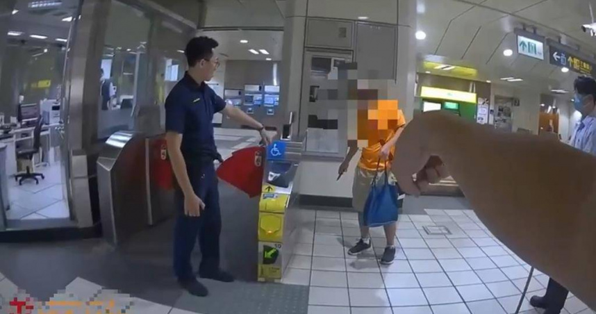 員警到場喝令柯男將美工刀放下。（圖／三重警分局提供）