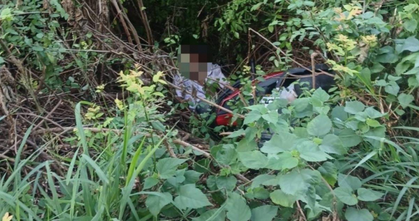 74歲老翁騎機車行經柴山大道下坡路段時急煞失控，連人帶車墜落山溝。（圖／翻攝畫面）