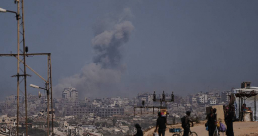 從加薩走廊中部可以看到，以色列對加薩城的軍事攻擊導致煙霧升起。 （圖／達志／美聯社）