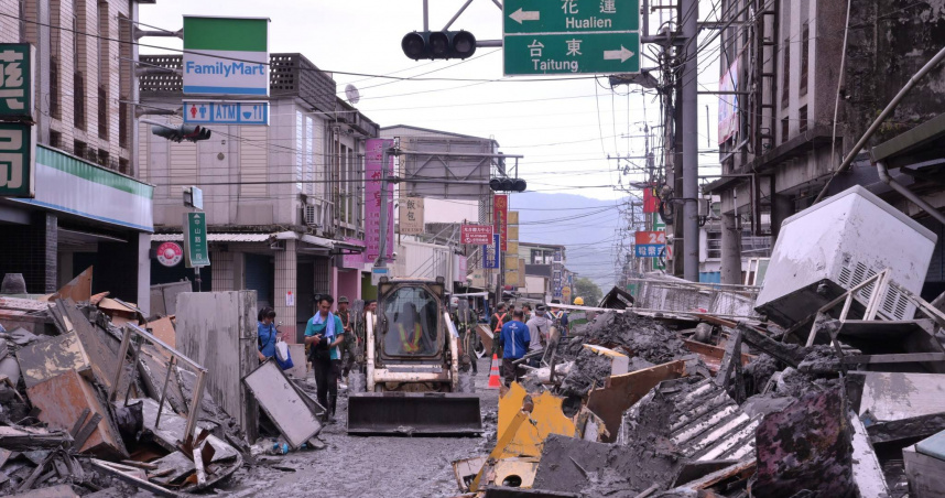 大批善心人士前往花蓮協助居民恢復家園。（圖／翻攝自臉書／徐榛蔚）