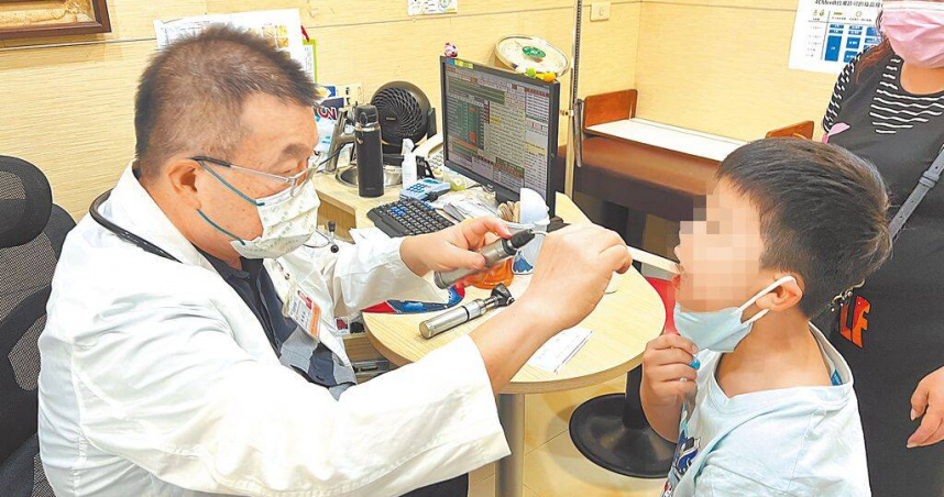 近期A型流感疫情全面升溫，施勝桓醫師表示，門診較暑假暴增2至3倍。（圖／中國時報馮惠宜攝）