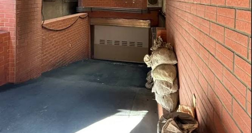 新北永和女子酒醉跌落社區車道遭住戶輾過，正接受緊急手術救治。（圖／翻攝畫面）