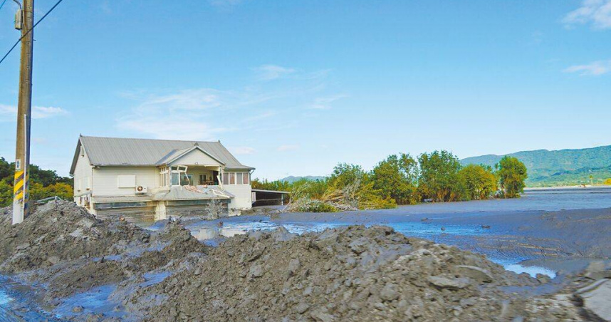 花蓮縣馬太鞍溪堰塞湖溢流，重創下游光復鄉市區，許多房舍1樓慘遭泥水淹沒。（圖／中國時報羅亦晽攝）