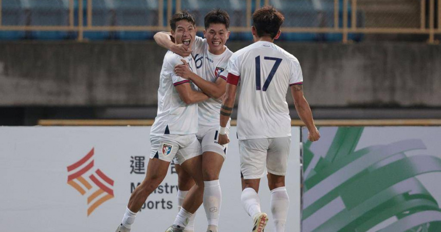 中華男足郭博瑋（左）下半場閃電進球後與隊友慶祝。（圖／中國時報杜宜諳攝）