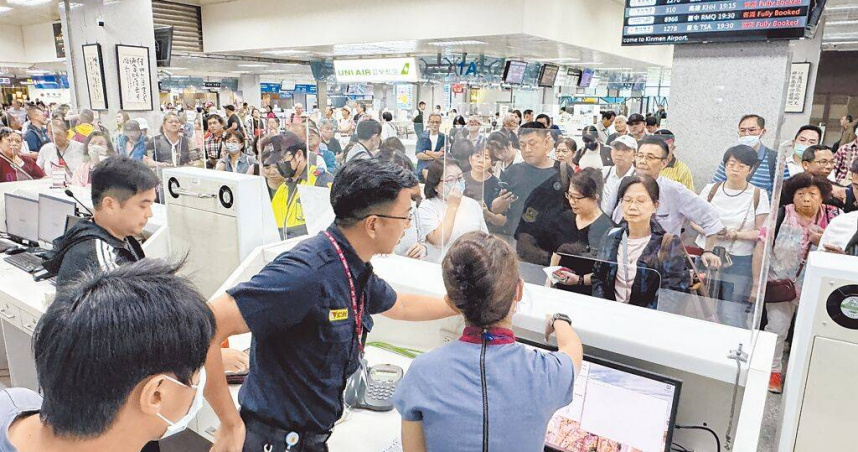 只復航半天的小三通仍載回大批滯留廈門的中轉客，再度擠爆金門尚義機場候補櫃檯。（圖／中國時報于家麒攝）