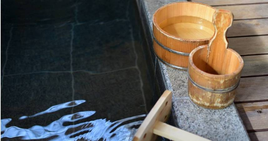 有網友控訴她在日本泡裸湯，突然出現一名陌生男子闖入偷窺。（示意圖／翻攝自photoAC）