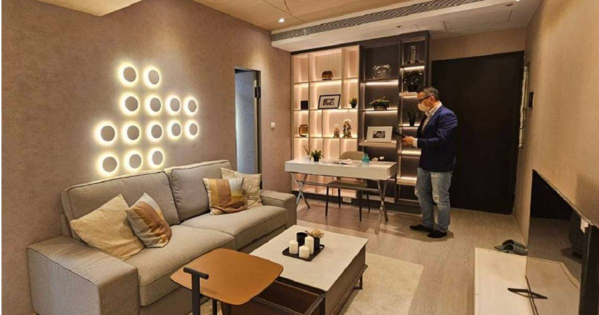 受害住戶表示，當初去參觀時，設計師費敬禹（原名費聿譁）就在實品屋內幫忙介紹，還有代銷幫忙推薦。圖即是奧拓設計的實品屋和費敬禹。（圖／投訴人提供）