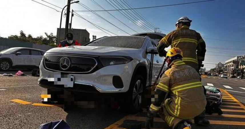 機車碰撞60歲男遭賓士壓車底搶救生死未卜。（圖 ／翻攝畫面）