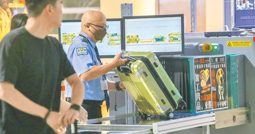 農業部修法取消從疫區郵寄輸入豬肉產品「首次非故意」免罰漏洞，只要違規就裁罰。圖為桃園機場協勤人員針對疫區入境旅客，檢查隨身行李中是否有違規肉類製品。（圖／中國時報陳麒全攝）