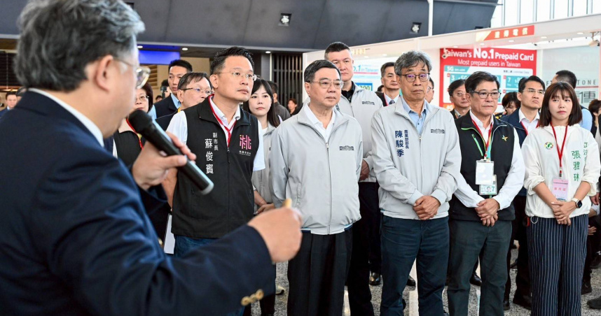 行政院長卓榮泰視察邊境檢疫作業，強調防非洲豬瘟須採「零信任、零容忍」態度，嚴守國門安全。（圖／取自行政院資訊網）